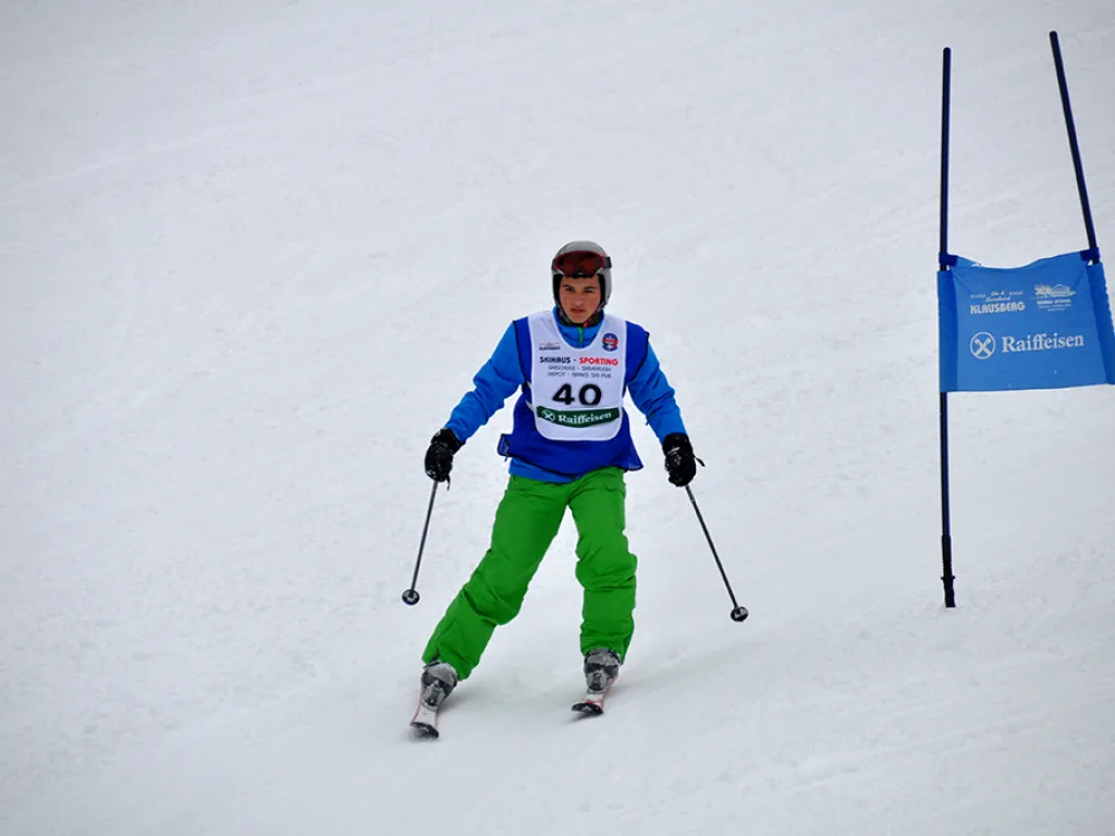 Skifahrer mit Startnummer 40 in grüner Hose.